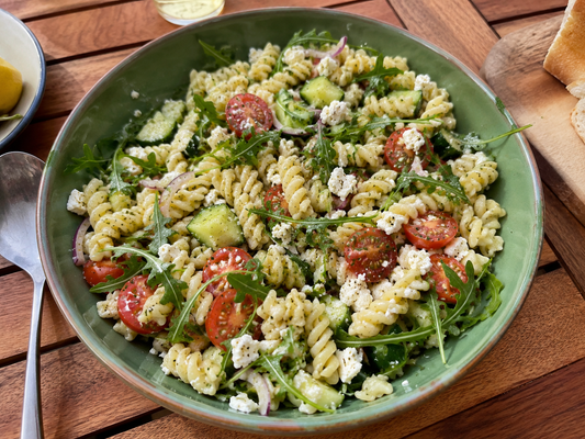 Sommerlicher Nudelsalat mit Gurke und Tomate